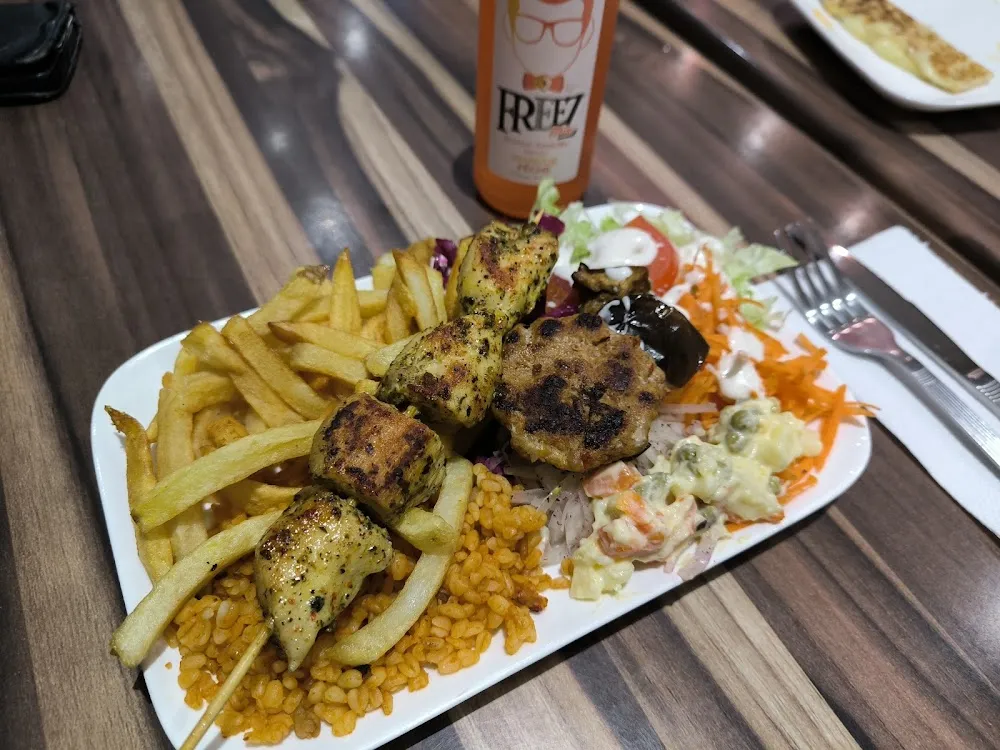 Assiette Avec Brochette de Poulet